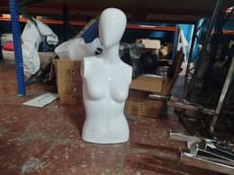 Subasta final de stock de uniformidad, vestuario laboral y maniquíes de exposición